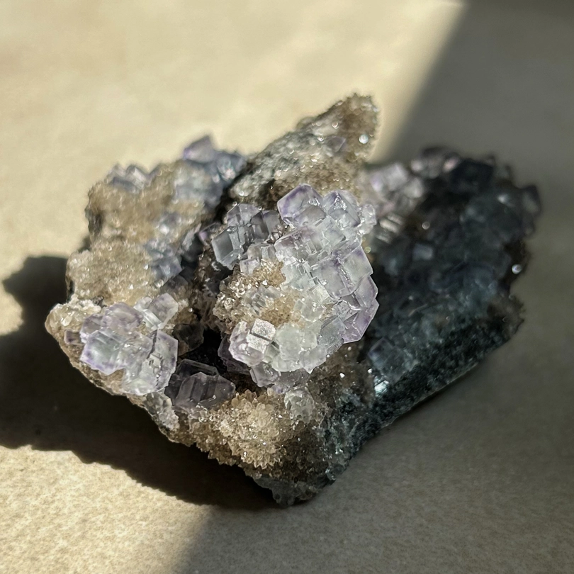 Calcedonio nero con Fluorite blu cubica